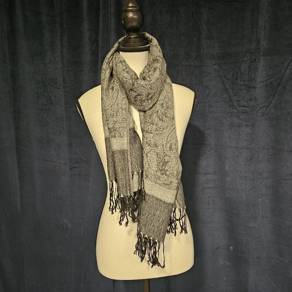 Chic Gray Textured Scarf - Picture 1 of 5